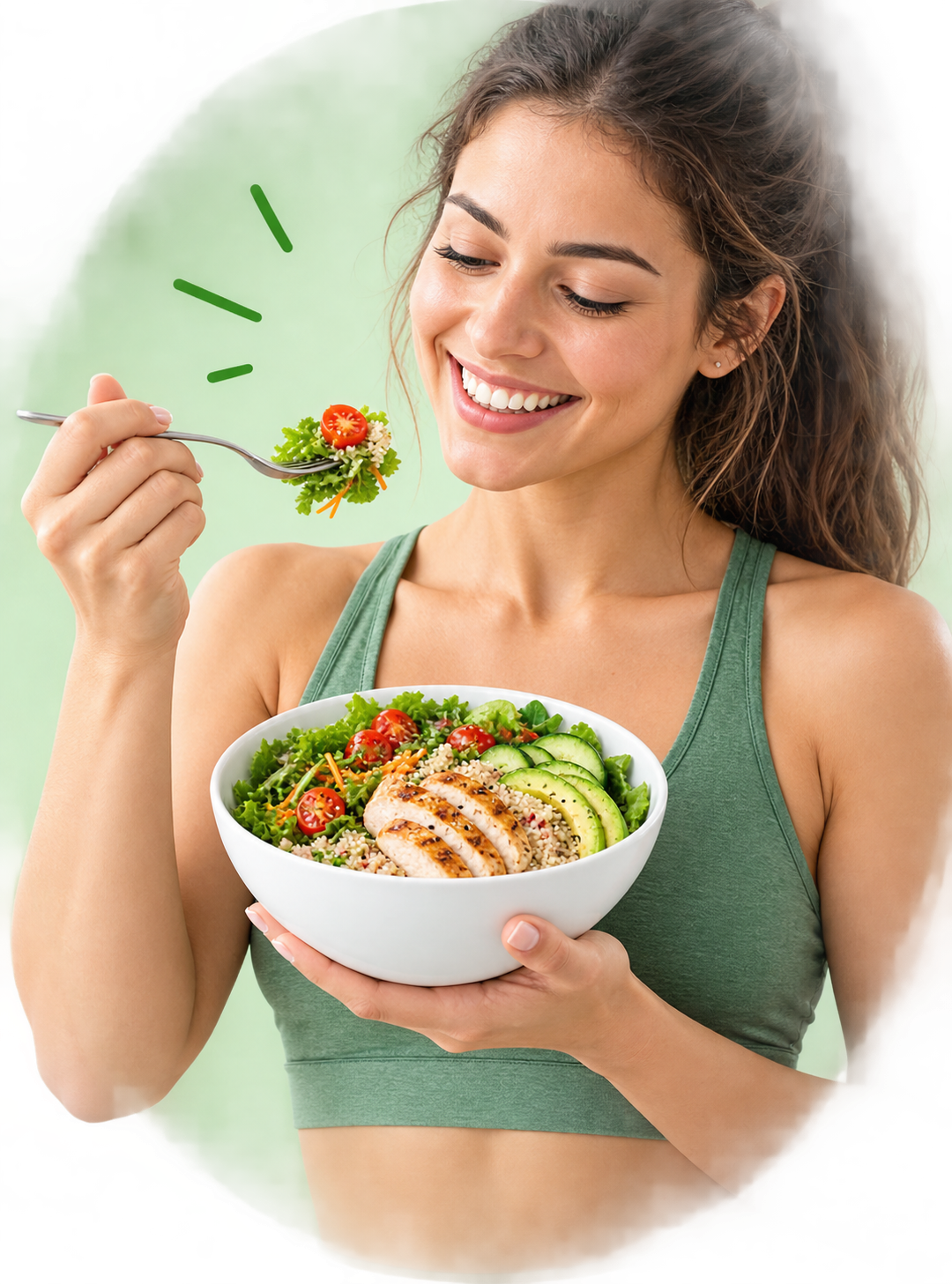 Mujer sonriendo mientras come una ensalada