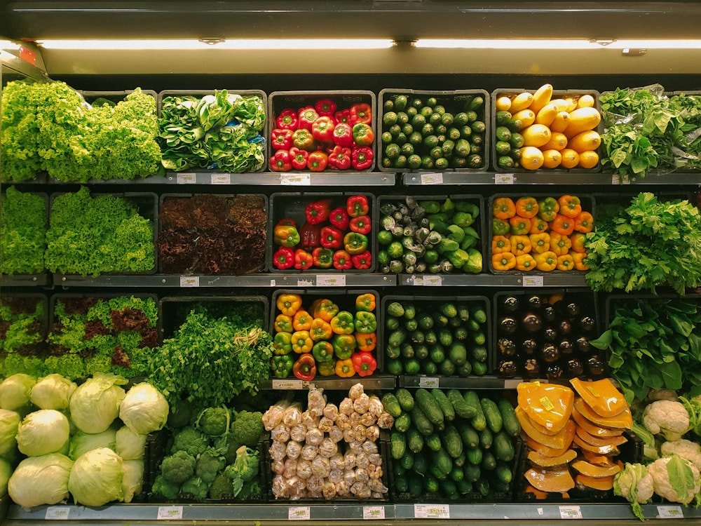 Alimentos frescos organizados para una compra semanal